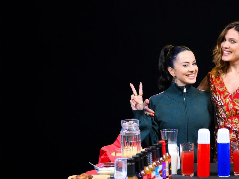 Hot Ones Italia - Stag. 2 Ep. 5 - Giulia Vecchio intervista Paola Iezzi