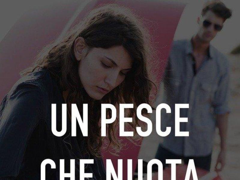 Un pesce che nuota sottosopra