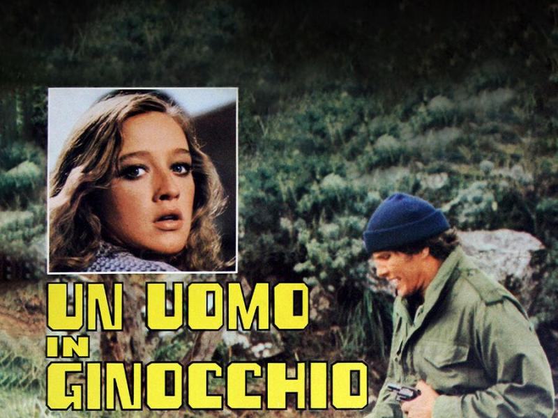 Un uomo in ginocchio